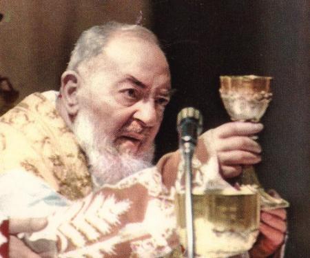 Padre Pio, célébrant la Messe